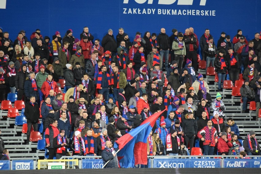 Kibice opanowali stadion na meczu Raków Częstochowa - Śląsk...