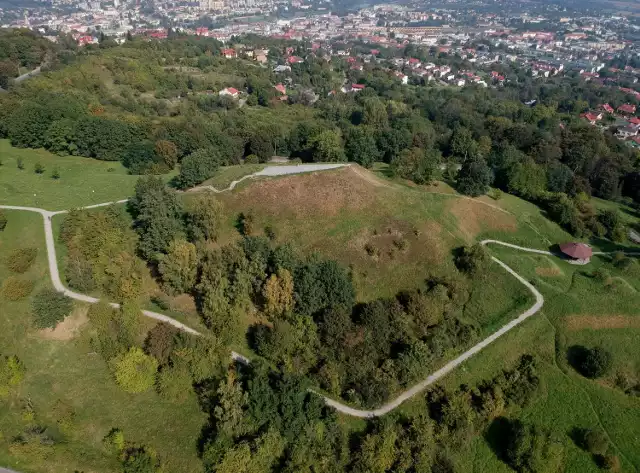 Kopiec Tatarski (352 m n.p.m.) według legendy usypany został przez Tatarów jako mogiła. Inna z legend mówi, że kopiec jest grobem założyciela Przemyśla (VII wiek) księcia lechickiego Przemysława - Lestka.

Jak podaje portal maloposka24.pl, istnieje przypuszczenie, że na kopcu znajdowała się świątynia, w której czczono słowiańskich bogów, szczególnie Swarożyca. Pogańskich władców zjednywano sobie ofiarami z bydła i …ludzi. Potwierdzić to miały badania archeologiczne, podczas których u podstaw kopca odkryto ludzkie czaszki i szkielety.

Od wielu wieków kopiec służył jako ważny punkt obserwacyjny w systemie obronnym Ziemi Przemyskiej. Roztacza się z niego rozległa panorama. 

Zobacz także: Tysiące słoneczników na polu w Wapowcach pod Przemyślem
