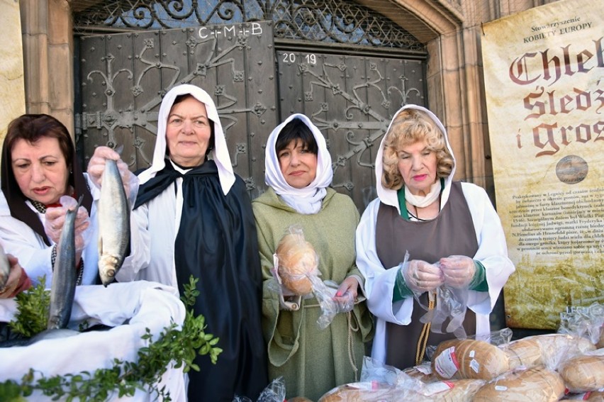 Śledź, chleb i grosz,  tradycja ze średniowiecza w Legnicy [ZDJĘCIA] 