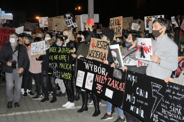 Tak wyglądał protest w Głogowie po wyroku TK  z października 2020 roku WIĘCEJ ZDJĘĆ TUTAJ