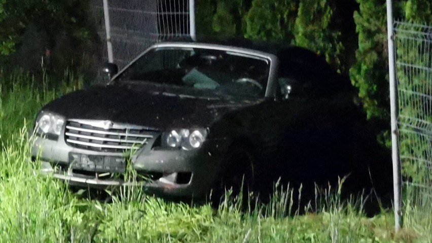 Nocny wypadek w Jaszkówce. Chrysler wypadł z drogi 