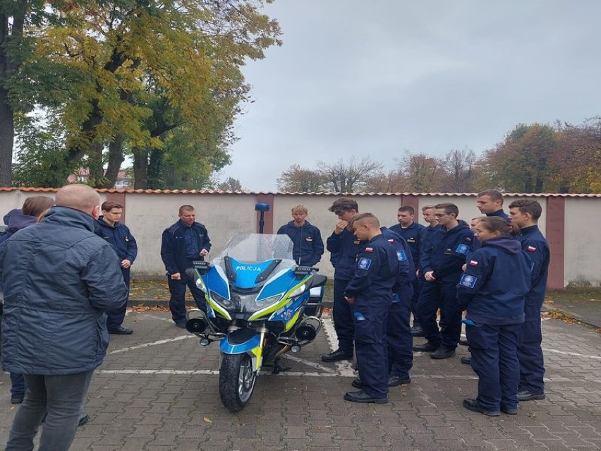 Komenda Powiatowa Policji w Pucku otworzyła swoje drzwi dla chętnych i ciekawych pracy policji: uczniów LSM w Pucku