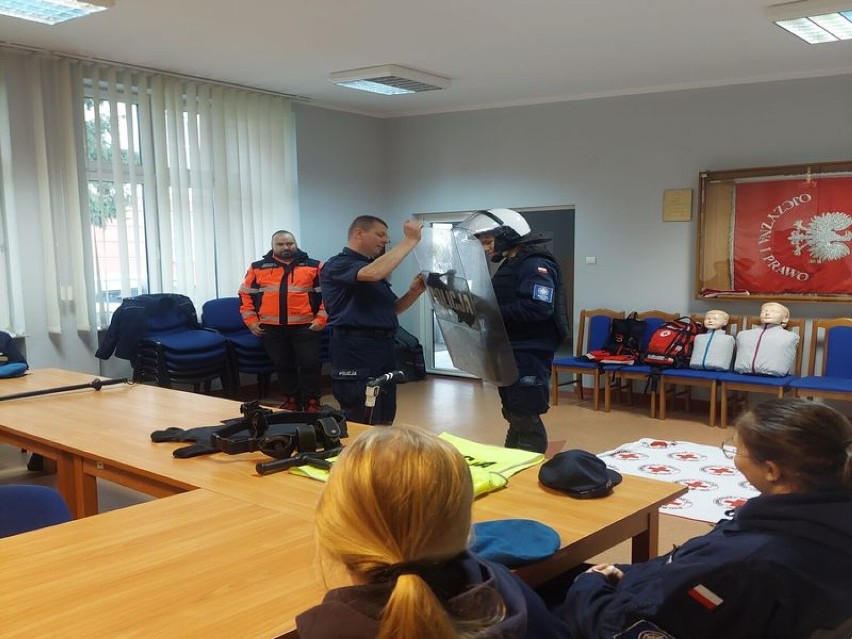 Komenda Powiatowa Policji w Pucku otworzyła swoje drzwi dla chętnych i ciekawych pracy policji: uczniów LSM w Pucku