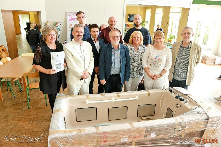 We wrześniu br. specjalistyczną wannę na potrzeby hydroterapii przekazała delegacja z Adelebsen, miasta partnerskiego Wielunia