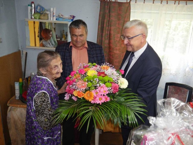 Panią Marię w dniu 101. urodzin odwiedziła delegacja samorządu Ciężkowic. Były kwiaty, życzenia i upominki