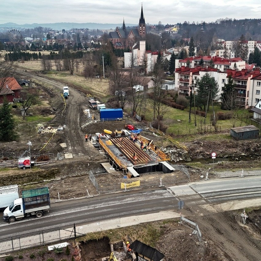 Postępy prac widać gołym okiem. W Rabce -Zdroju budują nowy most. Modernizacja linii kolejowej Chabówka-Nowy Sącz nabiera tempa 