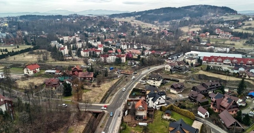 Postępy prac widać gołym okiem. W Rabce -Zdroju budują nowy most. Modernizacja linii kolejowej Chabówka-Nowy Sącz nabiera tempa 