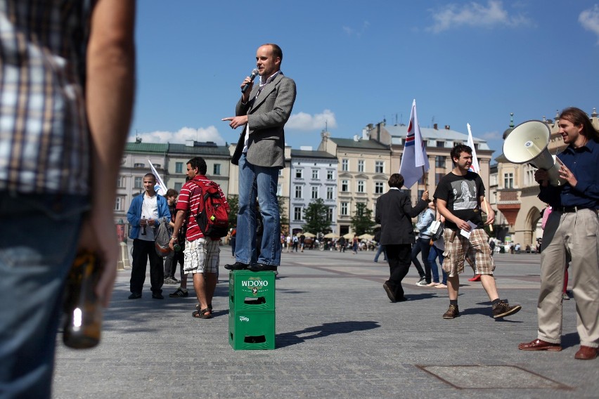 Kraków: protest przeciwko ograniczaniu wolności picia piwa [ZDJĘCIA]