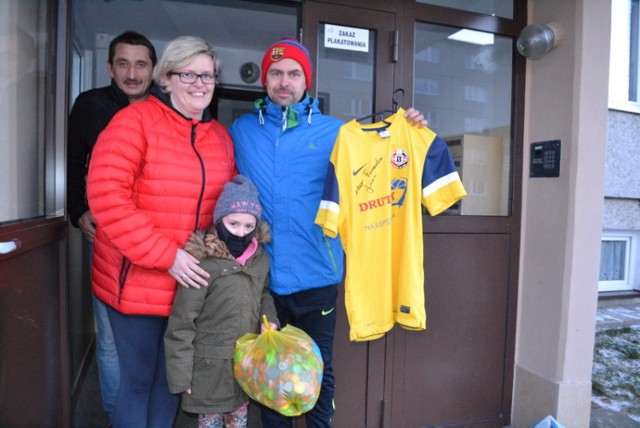 Po meczu nakrętki i koszulka piłkarska z podpisem Artura Formeli dotarły do domu Pawła Drewinga, przyniesione przez Sarę i trenera Marcina Ratke
