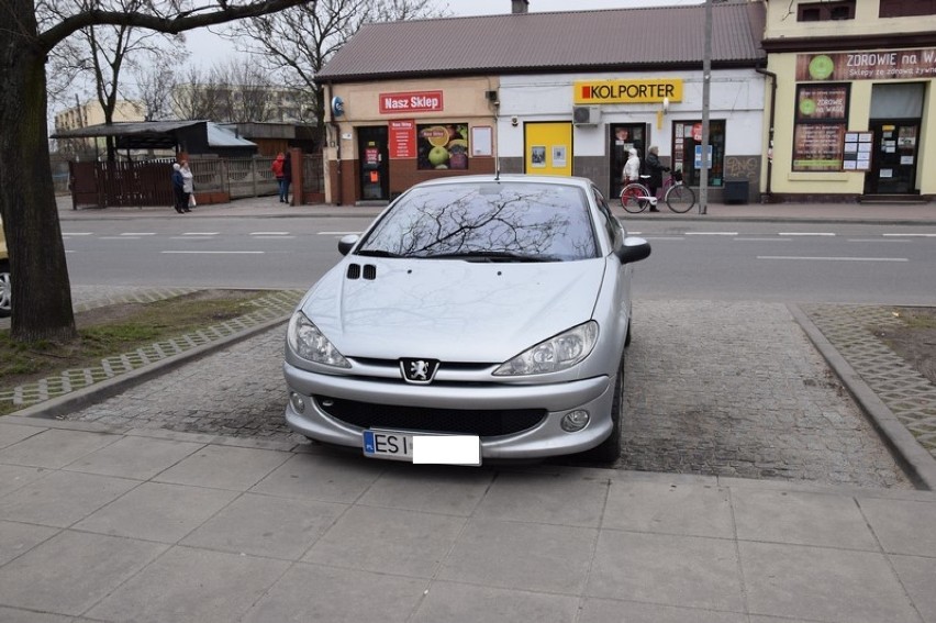 Mistrzowie parkowania w Zduńskiej Woli. Zobacz czego to...