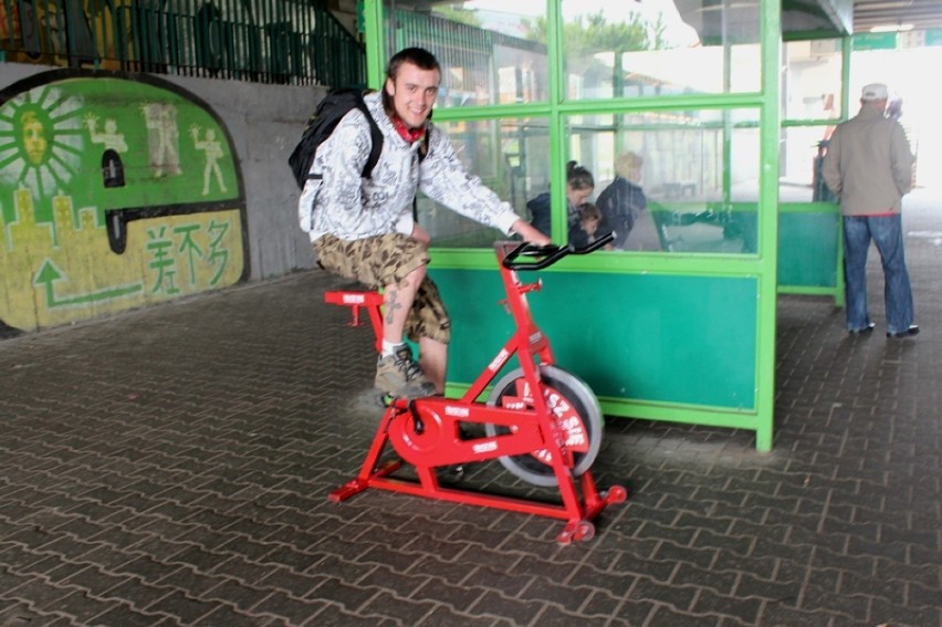 Na przystankach PST pojawiły się rowery spinningowe....