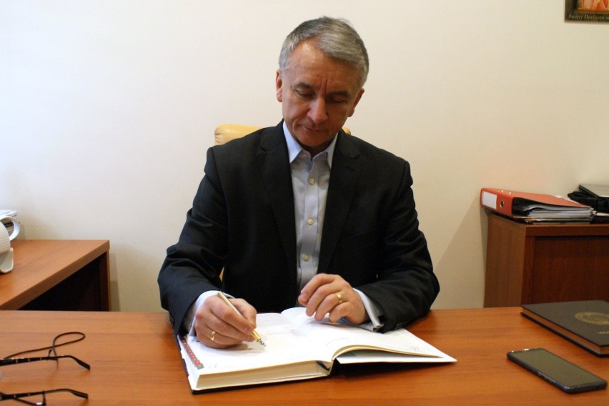Nowy burmistrz Opoczna Dariusz Kosno dobrał sobie swojego zastępcę i sekretarza miasta. Będzie rozmawiał z radnymi (foto)