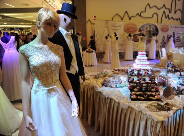 W niedzielę w Galerii Sanowa w Przemyślu odbyły się targi ślubne. Zobaczcie zdjęcia z pokazów sukien ślubnych i bielizny.

Zobacz także: Gala Ślubna w Wapowcach 
