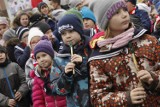 Niepodległościowy rekord w Pucku. 166 dzieciaków wykonało sto lat na flażoletach | ZDJĘCIA, WIDEO