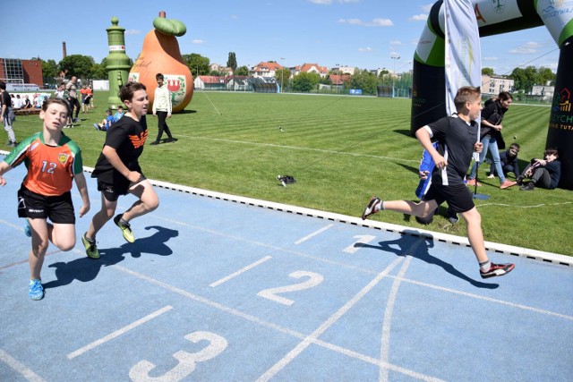 Finał Miejski Czwartków Lekkoatletycznych w Międzychodzie po raz 21. W imprezie sportowej wzięły udział setki dzieci z całego regionu (18.05.2023).