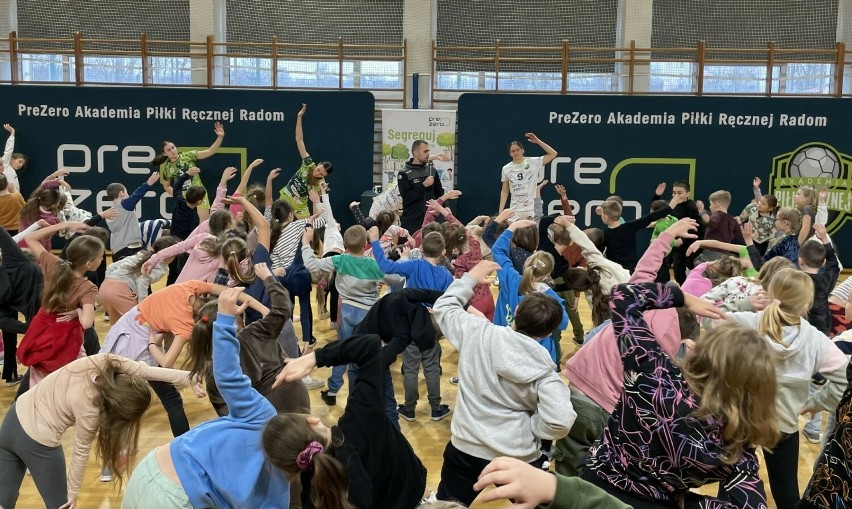 Zawodniczki Akademii Pre Zero pokazały uczniom szkoły numer 27 w Radomiu, jak można grać w piłkę ręczną