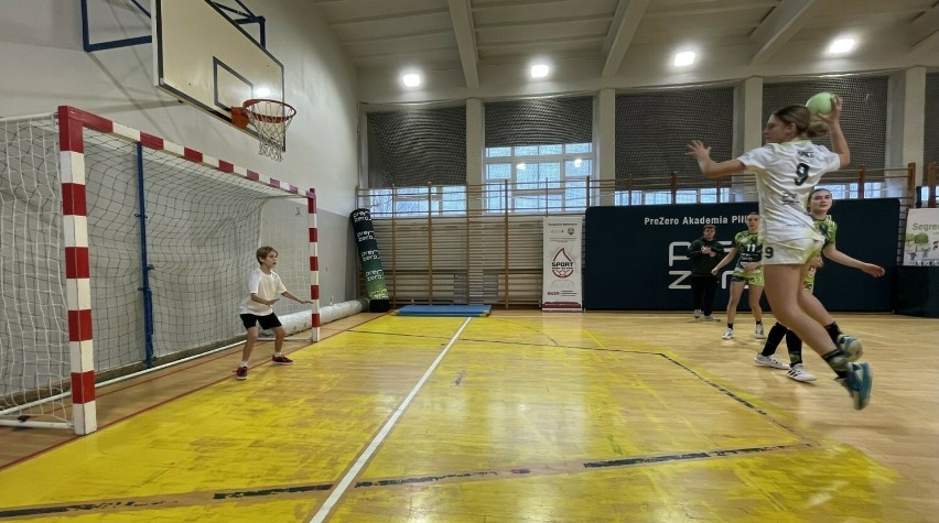 Zawodniczki Akademii Pre Zero pokazały uczniom szkoły numer 27 w Radomiu, jak można grać w piłkę ręczną