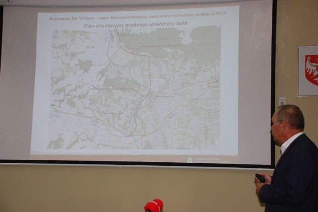 Podczas spotkania w Starostwie Powiatowym w Jaśle, dyrektor rzeszowskiego oddziału GDDKiA Bogdan Tarnawski przedstawił planowany przebieg zachodniej obwodnicy Jasła