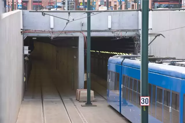 Tunel szybkiego tramwaju pod Dworcem Głównym w Krakowie.