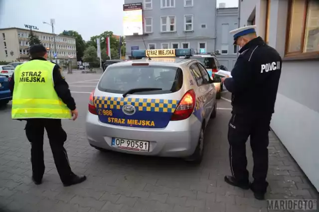 Kierowca nissana został zatrzymany na ulicy Ozimskiej na światłach.