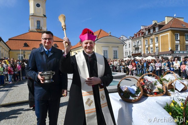 W Wielką Sobotę w południe abp Tadeusz Wojda poświęcił na placu przed ratuszem przyniesione przez mieszkańców Białegostoku pokarmy na stół wielkanocny oraz przekazał, wraz z wiceprezydentem miasta Rafałem Rudnickim, wszystkim zebranym życzenia paschalne