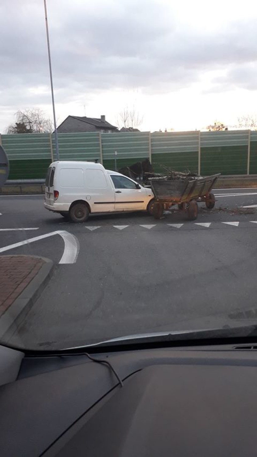 Wypadek na obwodnicy Krzepic. Furmanka zderzyła się z samochodem dostawczym [ZDJĘCIA]