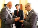 Powiat lęborski: Policja wręczyła medal byłemu staroście