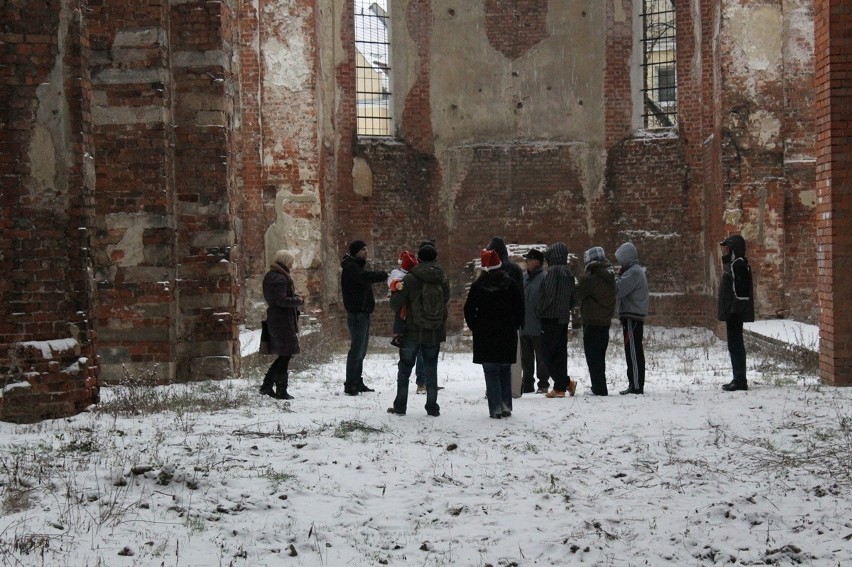 Głogowianie zwiedzają ruiny kościoła (Foto)