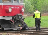 Motorowerzysta wjechał pod pociąg. Zginął na miejscu