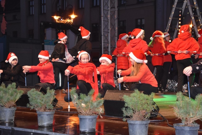 Wągrowiec - Betlejemskie Światło Pokoju przekazane na zakończenie jarmarku bożonarodzeniowego [ZDJĘCIA]