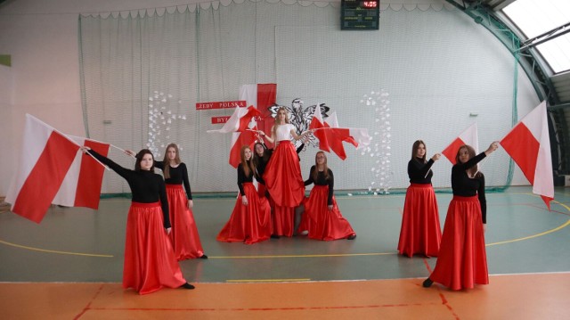 Uroczysty apelu związany z rocznicą uchwalenia Konstytucji 3 Maja w szkole w Tłuchowie