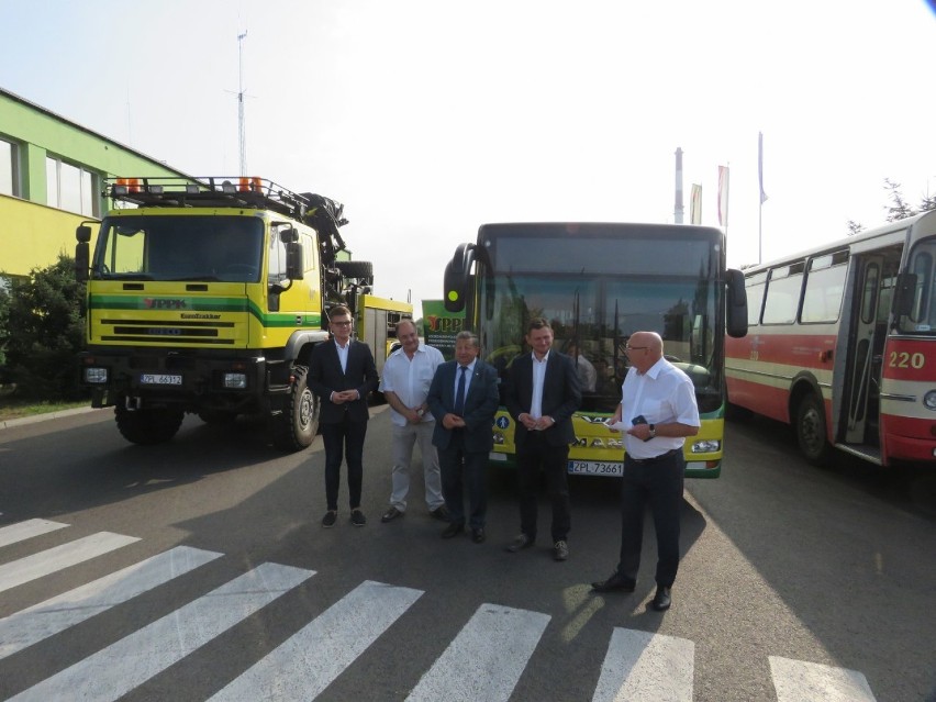 Policki przewoźnik pochwalił się pięcioma nowymi autobusami. W sobotę ruszają na trasy [ZDJĘCIA, WIDEO]  