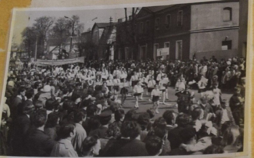 W pruszczańskiej "trójce" galeria z historią szkoły i miasta. Poznajecie siebie na zdjęciach sprzed kilkudziesięciu lat?