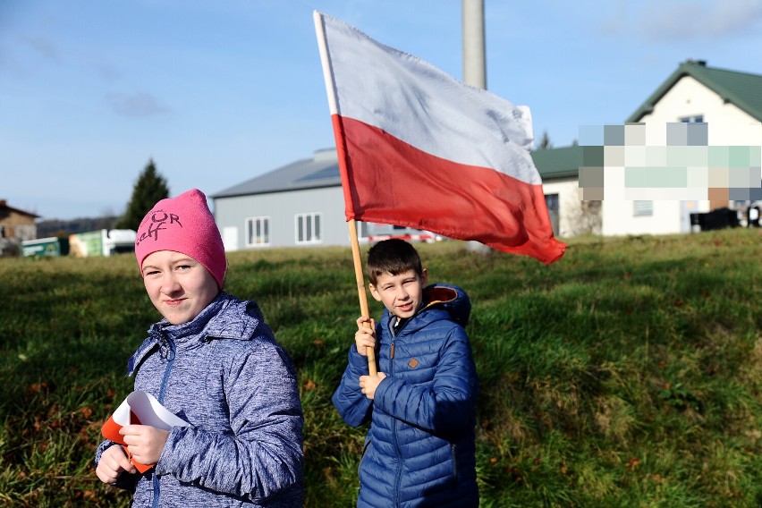 Odrestaurowany Kopiec Warzycki upamiętnia poległych za wolność Polski. Gminne obchody Narodowego Święta Niepodległości