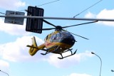 Precyzyjne lądowanie helikoptera LPR w Wolbromiu. Pilot „posadził” maszynę na parkingu pełnym samochodów. Zobacz nagranie 