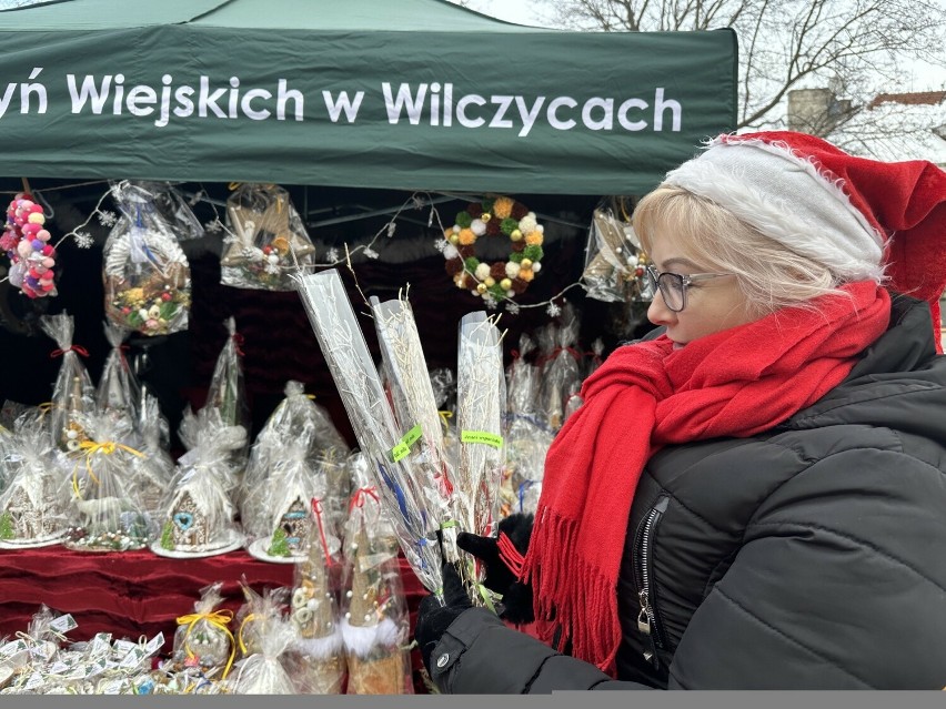 Trwa kiermasz Mikołajkowy w Sandomierzu. Na Rynku stanęły kramy z ozdobami