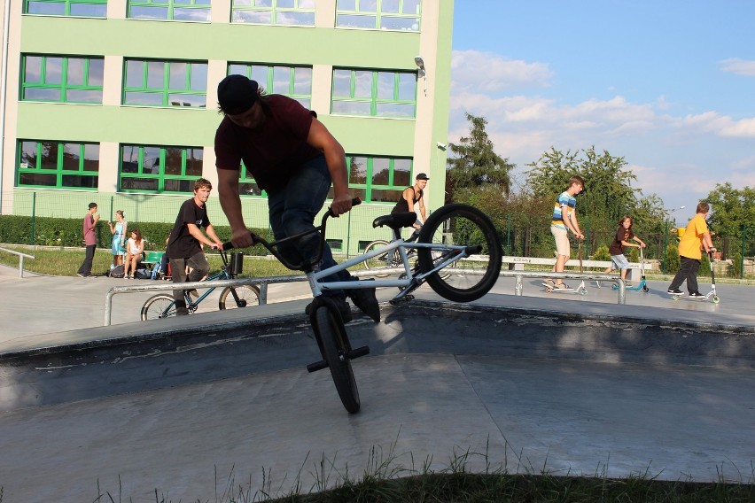 Uczą trików w skateparku w Będzinie