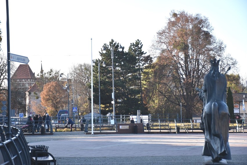 Stanął maszt na placu Jagiellończyka w Malborku. To wygrana w rządowym programie "Pod biało-czerwoną"
