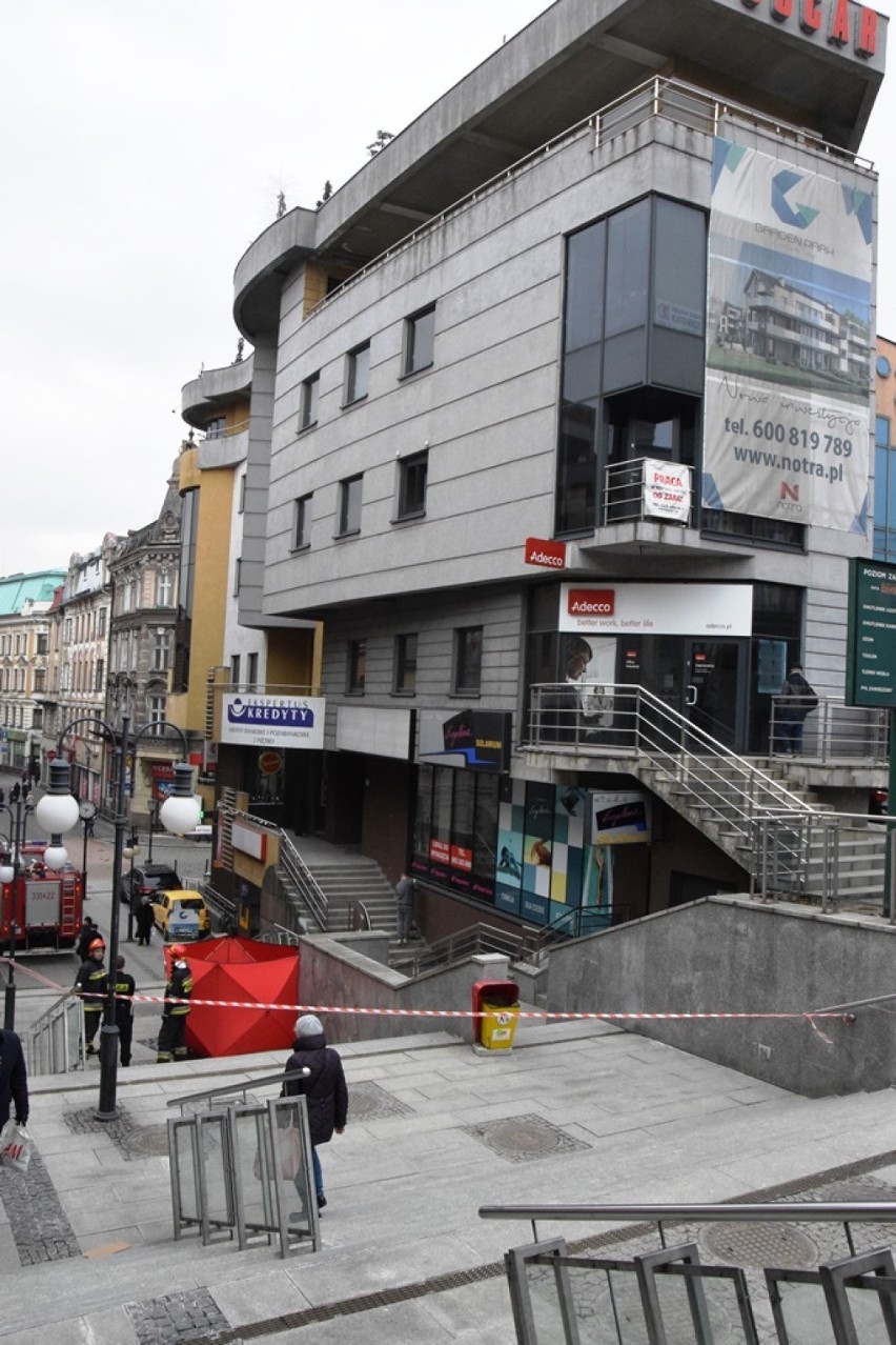 Dramat w centrum Bielska-Białej: samobójczy skok z dachu? ZDJĘCIA