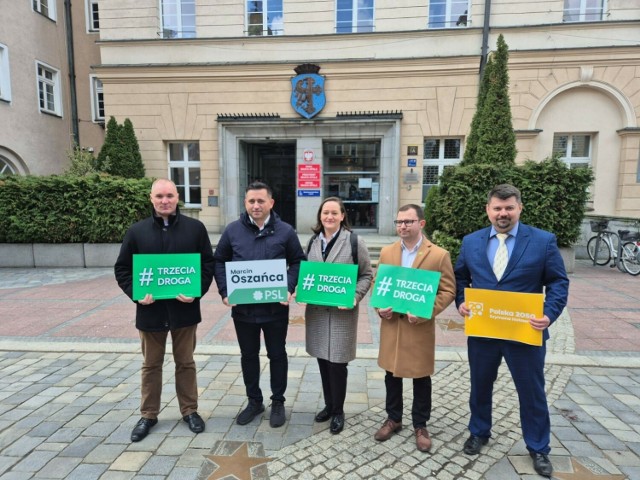 Konferencja Trzeciej Drogi przed opolskim ratuszem.