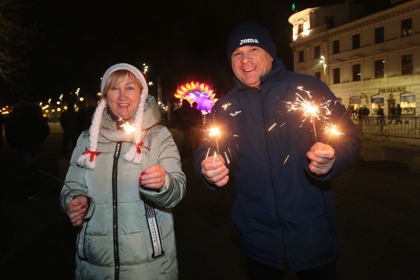 Sylwester w Lublinie. Tak mieszkańcy przywitali 2019 rok. Zobacz zdjęcia i wideo