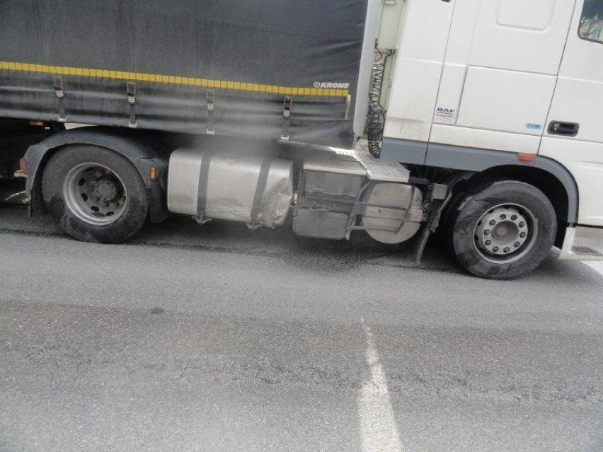 DK 75. Zderzenie ciężarówki z osobówką na skrzyżowaniu dróg krajowej i wojewódzkiej w Mochnaczce [ZDJĘCIA]