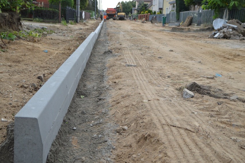 Przebudowa ulicy Cichej w Bytowie potwornie się ślimaczy. Nawet burmistrz ma wątpliwości czy skończy się 18 września (zdjęcia)