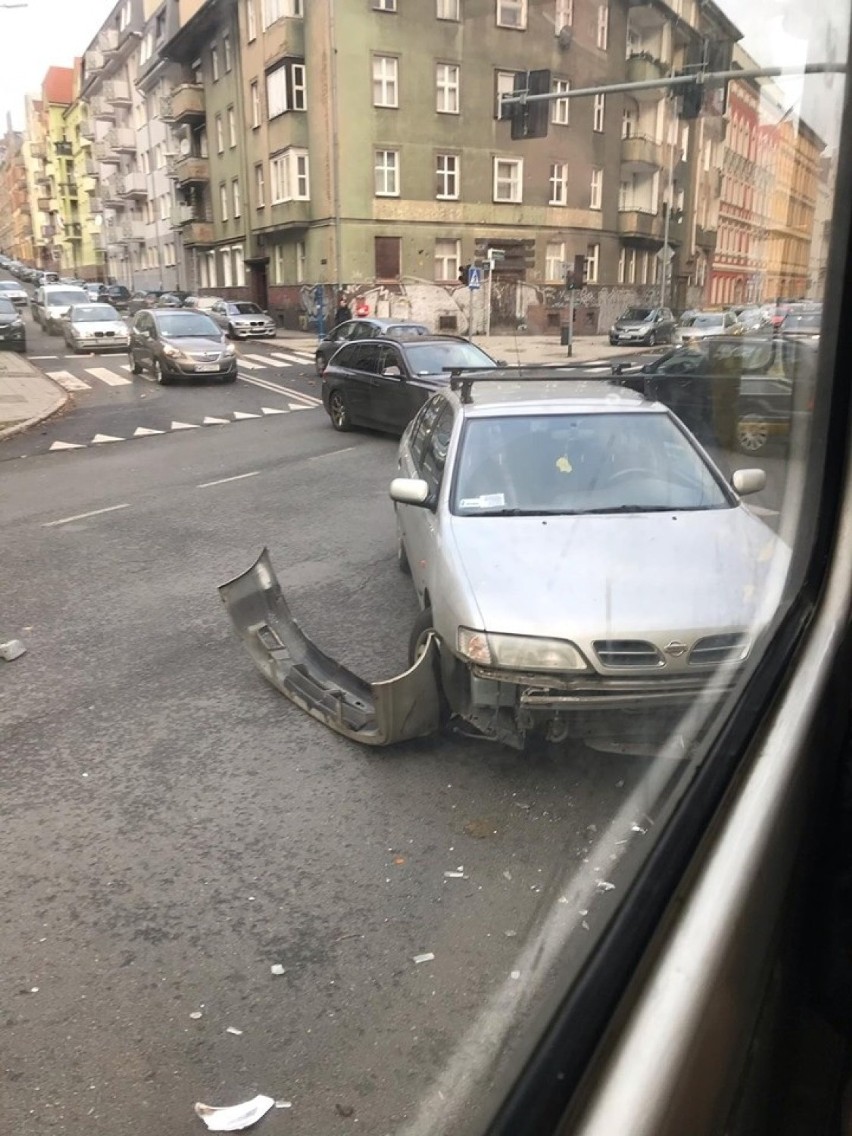 Kolizja samochodu osobowego z tramwajem na Bohaterów Warszawy 