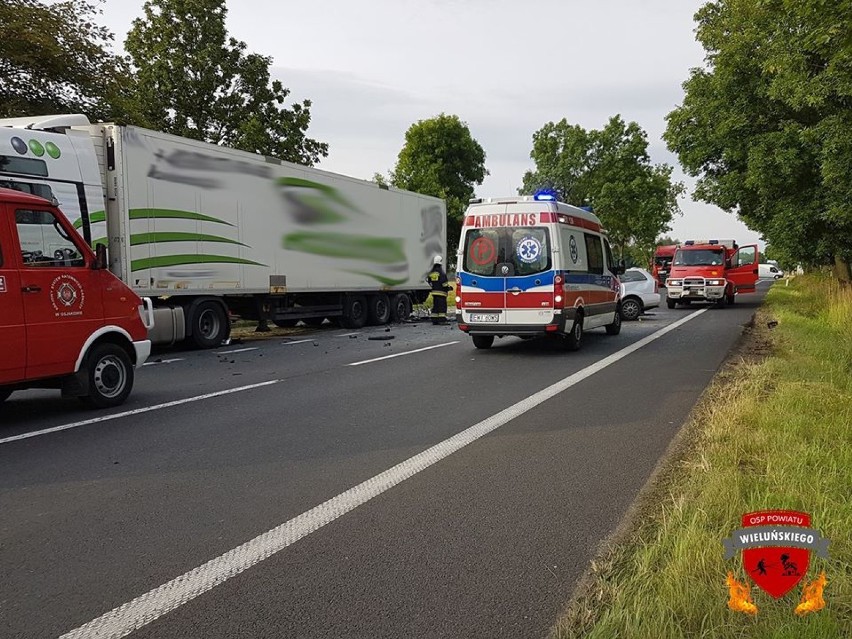 Wypadek w Stanisławowie pod Wieluniem. Osobówka zderzyła się z ciężarówką ZDJĘCIA