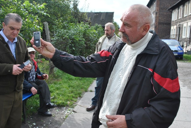 Mieszkańcy złoszczą się, że muszą szukać zasięgu na podwórku i w pobliskim parku.