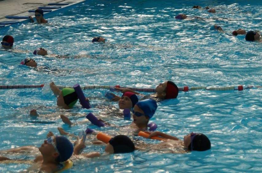 Uczniowie uwielbiają zajęcia na basenie