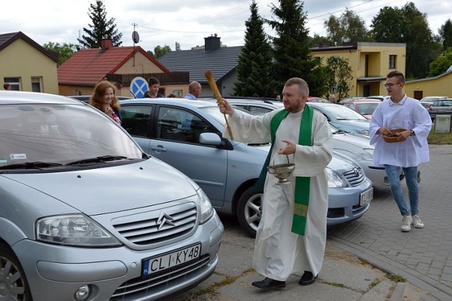 Święcenie pojazdów w parafii w Tłuchowie