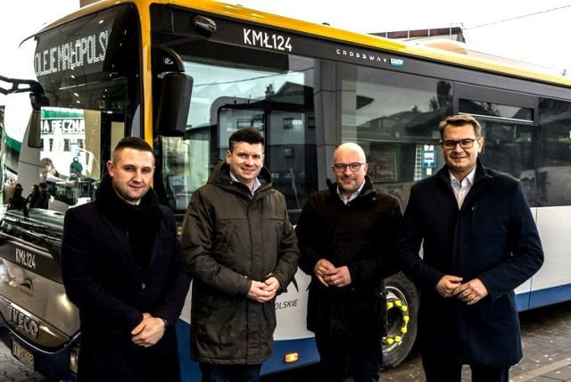 Prezentacja nowego autobusu Małopolskich Linii Dowozowych na dworcu w Myślenicach
