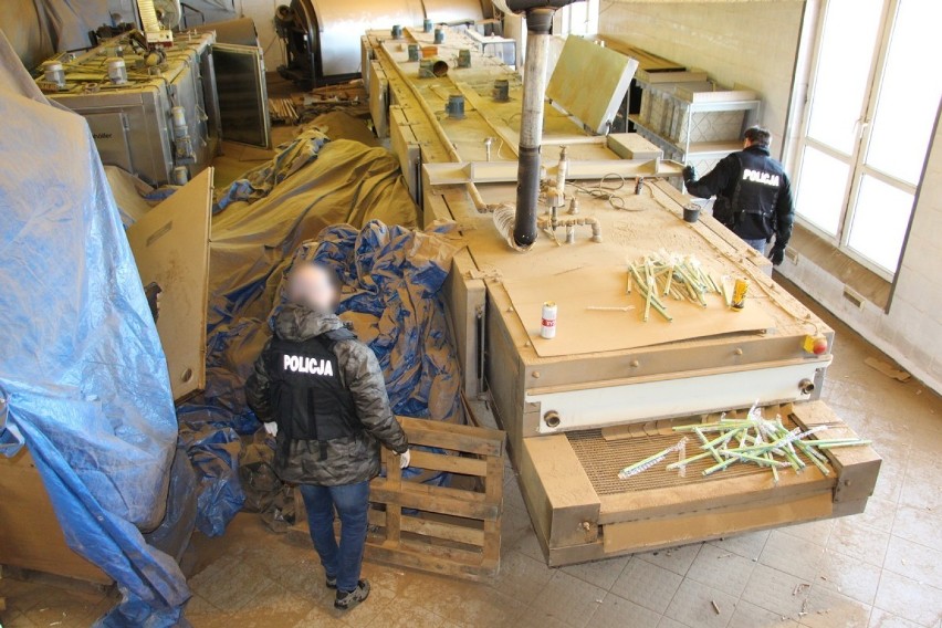Ostrowscy policjanci odkryli ogromną fabrykę podrabianych papierosów. Zabezpieczono miliony sztuk papierosów i tony tytoniu